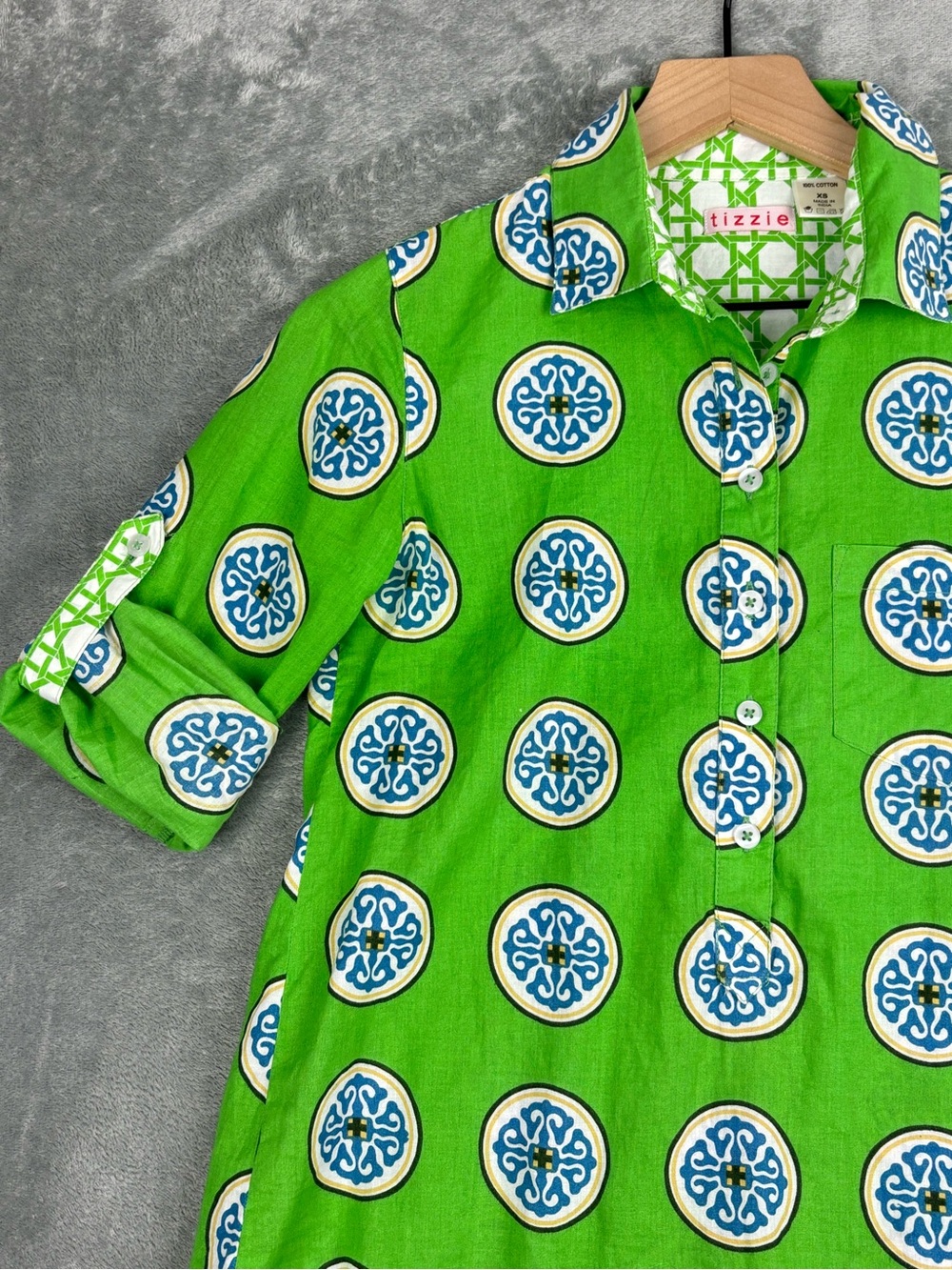 Tizzie Dizzy Lizzie Shirt Womens XS Green Medallion Henley Popover Roll Tab - Picture 5 of 13